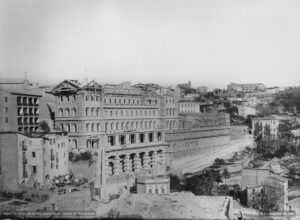 Fotografia de les obres de construcció de la nova casa de tercera provació (l'actual Casa d'Exercicis). Les obres s'iniciaren el 27 de juliol de 1894 i van ser finançades per Dolors Serra i de Chopitea, vídua de Pons. El nou edifici estableix una connexió interior perfecta amb la Cova -a través de la sagristia- i amb la Casa antiga. En les obres de l'actual Casa d'Exercicis treballaren ininterrompudament uns 140 obrers, de tal manera que la construcció fou molt ràpida. La benedicció del nou edifici es va dur a terme el 21 de setembre de 1896, en una senzilla cerimònia de caràcter religiós, sense que les autoritats municipals hi fossin presents.
Procedència: Arxiu Històric de la Companyia de Jesús de Catalunya.