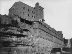 Fotografia del conjunt de la Cova tal com era abans del 1894, any en què s'iniciaren les obres de construcció de l'actual Casa d'Exercicis. L'edifici de dalt a l'esquerra és l'antiga residència dels jesuïtes i,sota d'ell, la façana meridional del complex religiós.

Procedència: Arxiu Històric de la Companyia de Jesús de Catalunya.