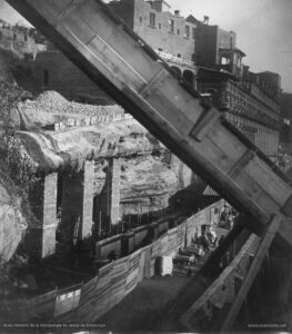 Fotografia de les obres de construcció de la nova casa de tercera provació (l'actual Casa d'Exercicis). Les obres s'iniciaren el 27 de juliol de 1894 i van ser finançades per Dolors Serra i de Chopitea, vídua de Pons. El nou edifici estableix una connexió interior perfecta amb la Cova -a través de la sagristia- i amb la Casa antiga. En les obres de l'actual Casa d'Exercicis treballaren ininterrompudament uns 140 obrers, de tal manera que la construcció fou molt ràpida. La benedicció del nou edifici es va dur a terme el 21 de setembre de 1896, en una senzilla cerimònia de caràcter religiós, sense que les autoritats municipals hi fossin presents.
Procedència: Arxiu Històric de la Companyia de Jesús de Catalunya.