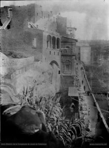 Fotografia de les obres de construcció de la nova casa de tercera provació (l'actual Casa d'Exercicis). Les obres s'iniciaren el 27 de juliol de 1894 i van ser finançades per Dolors Serra i de Chopitea, vídua de Pons. El nou edifici estableix una connexió interior perfecta amb la Cova -a través de la sagristia- i amb la Casa antiga. En les obres de l'actual Casa d'Exercicis treballaren ininterrompudament uns 140 obrers, de tal manera que la construcció fou molt ràpida. La benedicció del nou edifici es va dur a terme el 21 de setembre de 1896, en una senzilla cerimònia de caràcter religiós, sense que les autoritats municipals hi fossin presents.
Procedència: Arxiu Històric de la Companyia de Jesús de Catalunya.