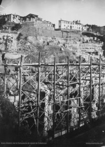 Fotografia de les obres de construcció de la nova casa de tercera provació (l'actual Casa d'Exercicis). Les obres s'iniciaren el 27 de juliol de 1894 i van ser finançades per Dolors Serra i de Chopitea, vídua de Pons. El nou edifici estableix una connexió interior perfecta amb la Cova -a través de la sagristia- i amb la Casa antiga. En les obres de l'actual Casa d'Exercicis treballaren ininterrompudament uns 140 obrers, de tal manera que la construcció fou molt ràpida. La benedicció del nou edifici es va dur a terme el 21 de setembre de 1896, en una senzilla cerimònia de caràcter religiós, sense que les autoritats municipals hi fossin presents.
Procedència: Arxiu Històric de la Companyia de Jesús de Catalunya.