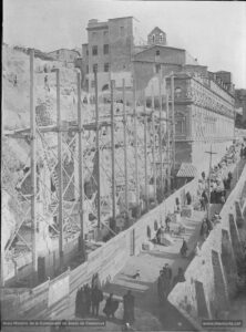 Fotografia de les obres de construcció de la nova casa de tercera provació (l'actual Casa d'Exercicis). Les obres s'iniciaren el 27 de juliol de 1894 i van ser finançades per Dolors Serra i de Chopitea, vídua de Pons. El nou edifici estableix una connexió interior perfecta amb la Cova -a través de la sagristia- i amb la Casa antiga. En les obres de l'actual Casa d'Exercicis treballaren ininterrompudament uns 140 obrers, de tal manera que la construcció fou molt ràpida. La benedicció del nou edifici es va dur a terme el 21 de setembre de 1896, en una senzilla cerimònia de caràcter religiós, sense que les autoritats municipals hi fossin presents.
Procedència: Arxiu Històric de la Companyia de Jesús de Catalunya.