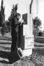 Josep Barés muntant el monument a l’emplaçament del parc de Puigterrà i fent-hi els darrers retocs. Desembre 1976. Foto: Modest Francisco. (Col·lecció Josep Barés).