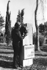 Josep Barés muntant el monument a l’emplaçament del parc de Puigterrà i fent-hi els darrers retocs. Desembre 1976. Foto: Modest Francisco. (Col·lecció Josep Barés).