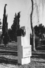 El monument enllestit. Desembre 1976. Foto: Modest Francisco. (Col·lecció Josep Barés).