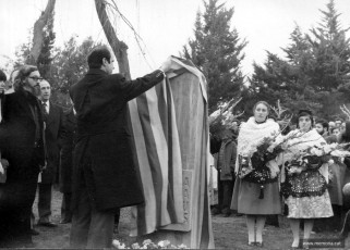 Inauguració del monument per l’alcalde Ramon Roqueta. 26 de desembre 1976. Foto: Ronart. (Col·lecció Josep Barés).