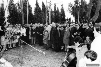 Autoritats i públic. 26 de desembre 1976. Foto: Enric Villaplana. (Col·lecció Josep Barés).
