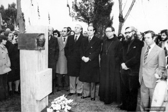 Autoritats davant el monument descobert. 26 de desembre 1976. Foto: Enric Villaplana. (Col·lecció Josep Barés).