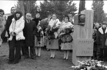 Josep Barés i la seva muller Anna Maria Medina Mira amb la pubilla i les dames d’honor de Manresa. 26 de desembre 1976. Foto: Ronart. (Col·lecció Josep Barés).