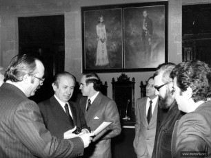 Visita de Juan Antonio Samaranch, president de la Diputació de Barcelona, a l’Ajuntament de Manresa. 21 de febrer de 1977. Foto: Ronart. (Col·lecció Josep Barés).