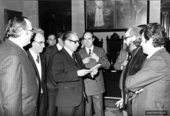 Visita de Juan Antonio Samaranch, president de la Diputació de Barcelona, a l’Ajuntament de Manresa. 21 de febrer de 1977. Foto: Ronart. (Col·lecció Josep Barés).
