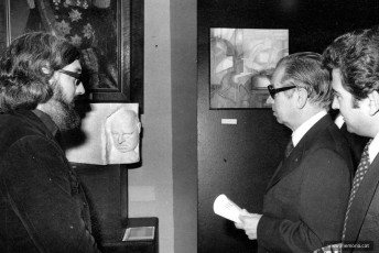 Juan Antonio Samaranch, president de la Diputació de Barcelona, davant el relleu en guix de Pau Casals. 21 de febrer de 1977. Foto: Ronart. (Col·lecció Josep Barés).