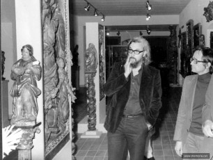 Visita de l’escultor Josep M. Subirachs al Museu de Manresa acompanyat per Josep Barés. Febrer de 1977. Foto: Ronart. (Col·lecció Josep Barés).