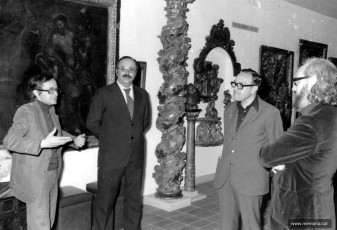 L’escultor Josep M. Subirachs al Museu de Manresa parlant amb Josep Barés; Josep Maria Gasol, director del Museu, i Josep Guardiola Noguera. Febrer de 1977. Foto: Ronart. (Col·lecció Josep Barés).