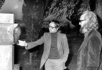 Josep M. Subirachs i Josep Barés comentant aspectes del monument a Pau Casals ja instal·lat al parc de Puigterrà. Febrer de 1977. Foto: Ronart. (Col·lecció Josep Barés).