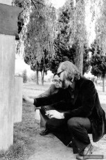 Josep M. Subirachs i Josep Barés comentant aspectes del monument a Pau Casals ja instal·lat al parc de Puigterrà. Febrer de 1977. Foto: Ronart. (Col·lecció Josep Barés).