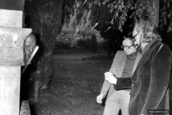 Josep M. Subirachs i Josep Barés comentant aspectes del monument a Pau Casals ja instal·lat al parc de Puigterrà. Febrer de 1977. Foto: Ronart. (Col·lecció Josep Barés).