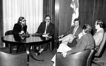 Conversa prèvia al lliurament de la medalla commemorativa del centenari de Pau Casals encunyada per l’Ajuntament de Manresa a Josep Barés. D’esquerra a dreta, Josep Barés, Josep Guardiola, Antolí Bausili, Ramon Roqueta i Pere Sala Montañá, tinent d’alcalde de Cultura. 22 d’octubre de 1977. Foto: Ronart. (Col·lecció Josep Barés).