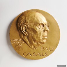 Anvers de la medalla commemorativa del centenari de Pau Casals encunyada per l’Ajuntament de Manresa, concedida a Josep Barés. (Col·lecció Josep Barés).