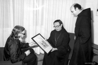 Lliurament del dibuix “Pau Casals” per part de Josep Barés a l’abat de Montserrat Cassià Maria Just. Hi és present el pare Josep de Calassanç Laplana, director del Museu de Montserrat. Any 1980. Foto: Josep Guardiola. (Col·lecció Josep Barés).