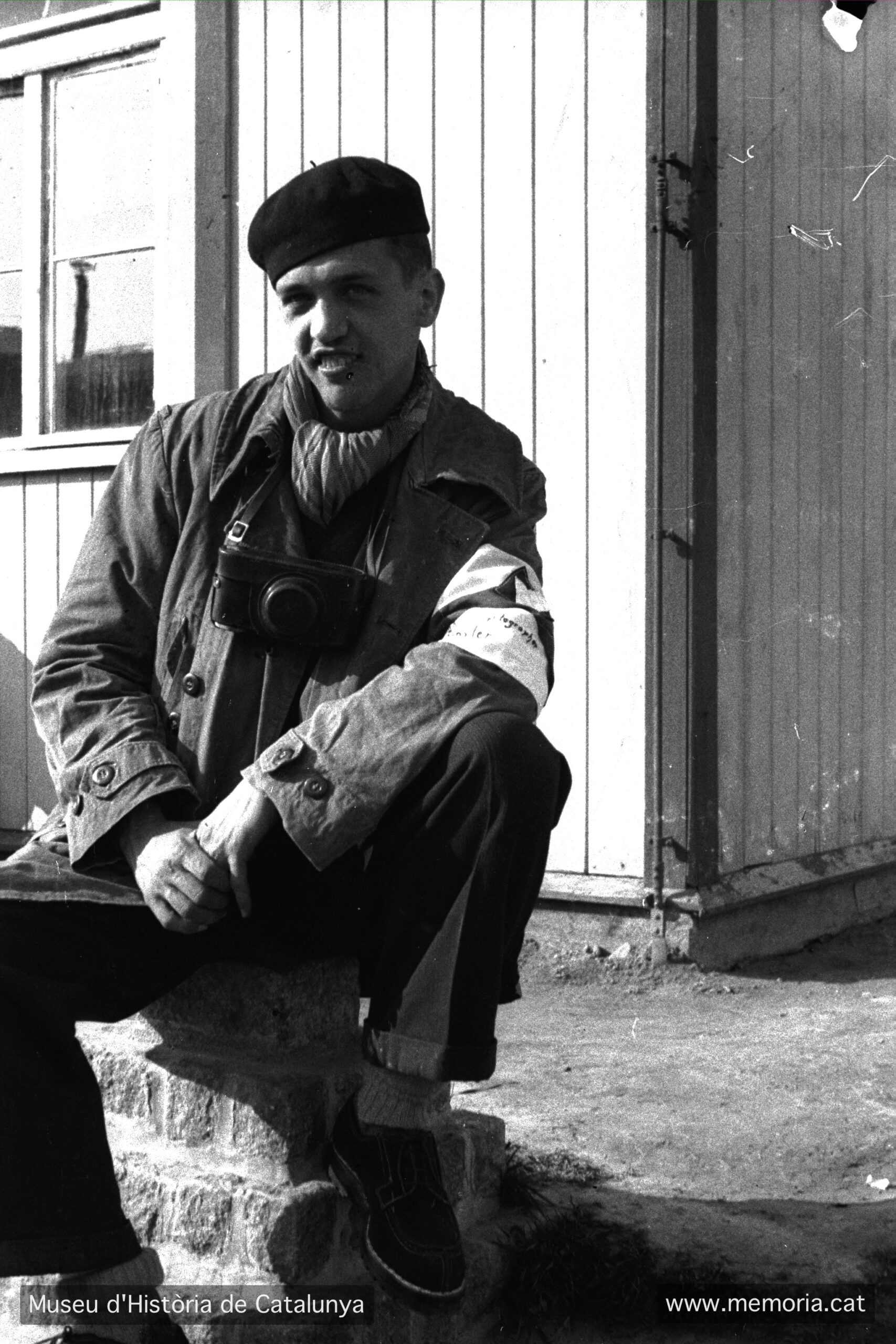 Francesc Boix després de l’alliberament del camp amb la màquina de fotografiar penjada al coll. Mauthausen (Àustria), 4-7 de maig de 1945. Autor desconegut. Museu d’Història de Catalunya. (Fons Amical de Mauthausen).