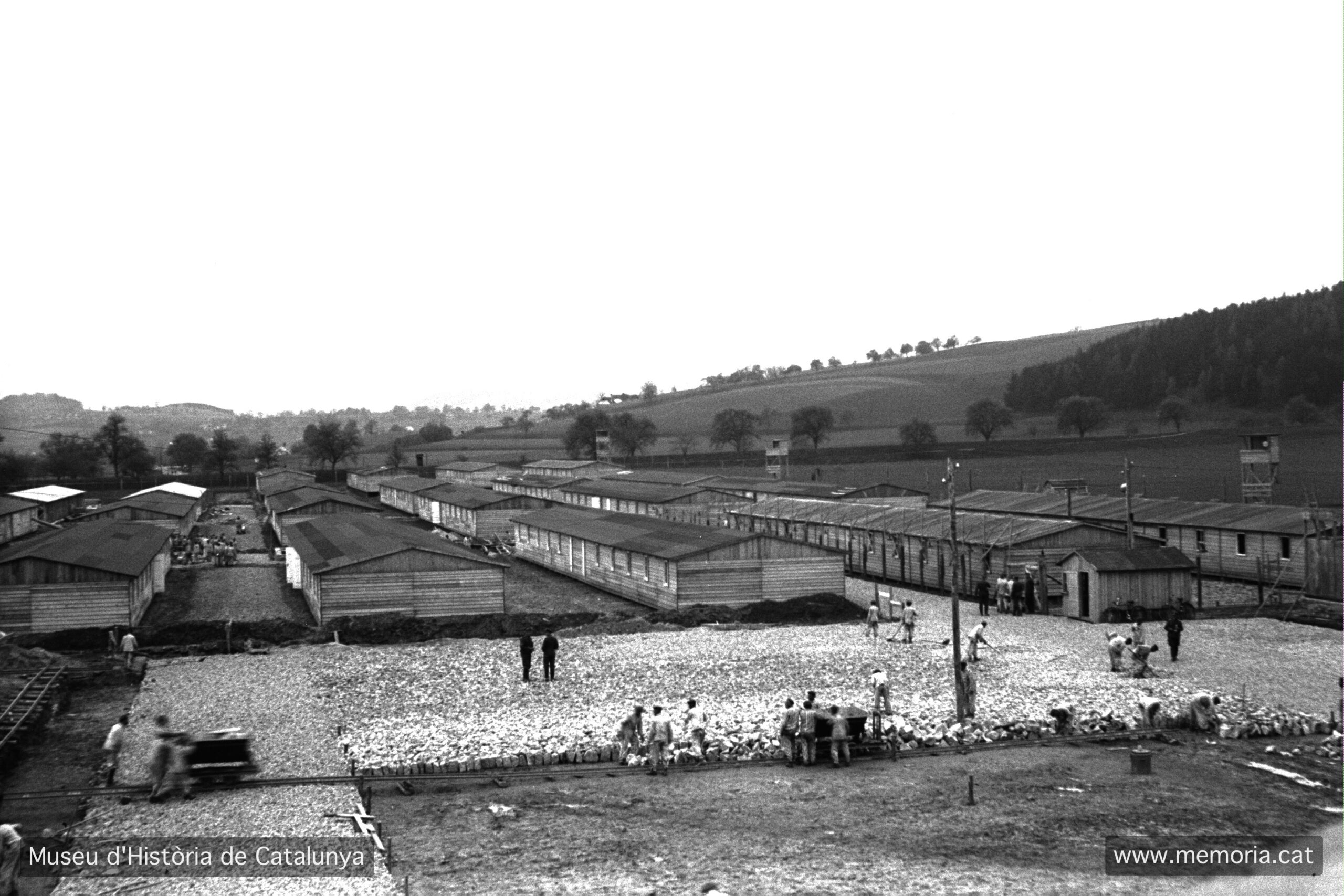 Obres de construcció i empedrament de la plaça central del camp de Gusen. 1940-1943. MHC (Fons Amical de Mauthausen).