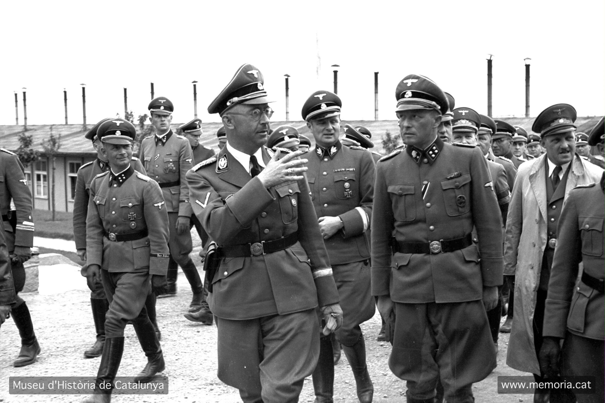 Visita de Heinrich Himmler, Reichsfüher, cap suprem de les SS al camp de Mauthausen. Himmler, Ziereis i Eigruber amb el seguici. Abril de 1941. MHC (Fons Amical de Mauthausen).