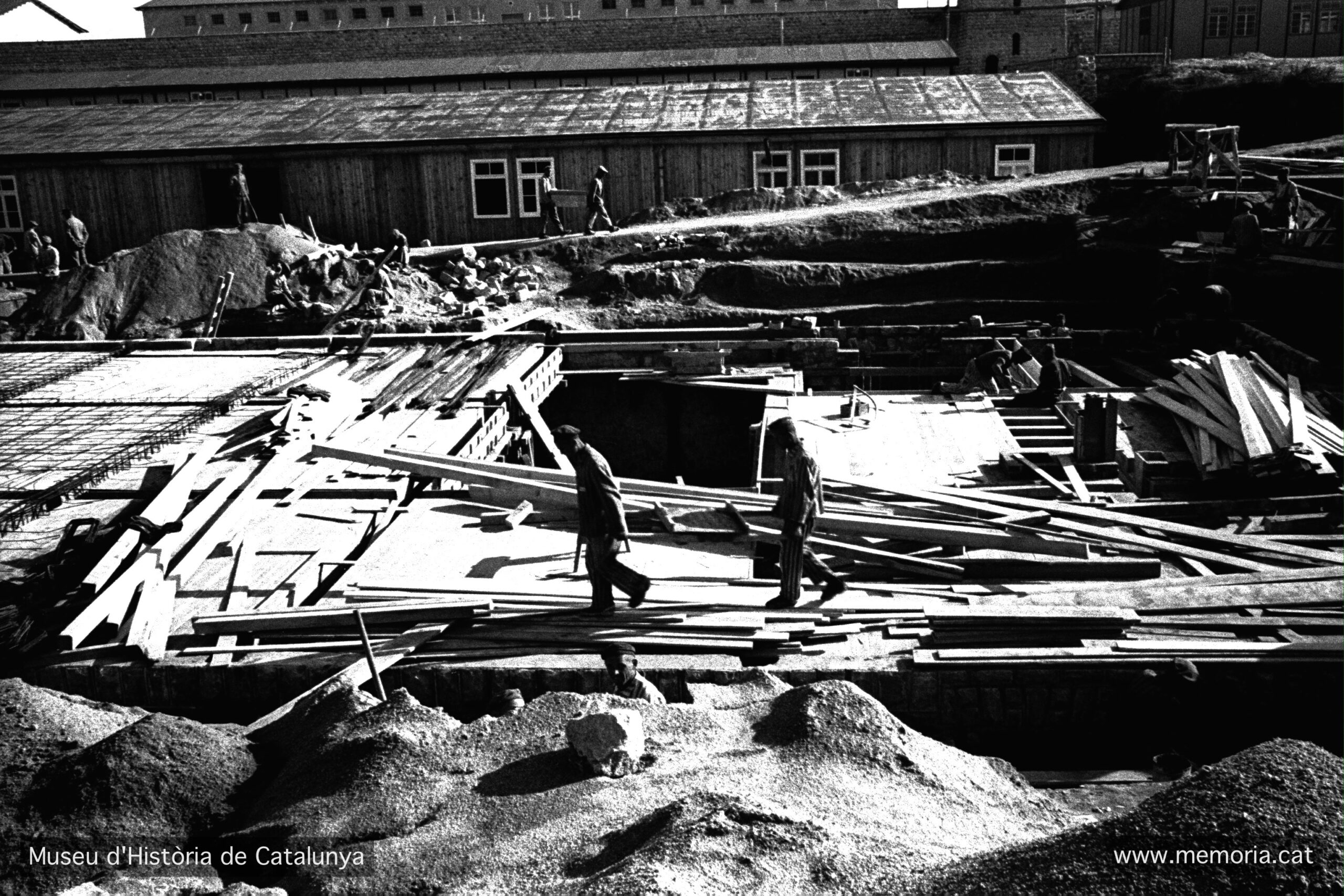 Construcció d’edificis a la zona exterior, destinada a la tropa de les SS. En aquest espai s’ubicaren els allotjaments, el menjador, el Revier o hospital i altres dependències. 1941-1943. MHC (Fons Amical de Mauthausen).