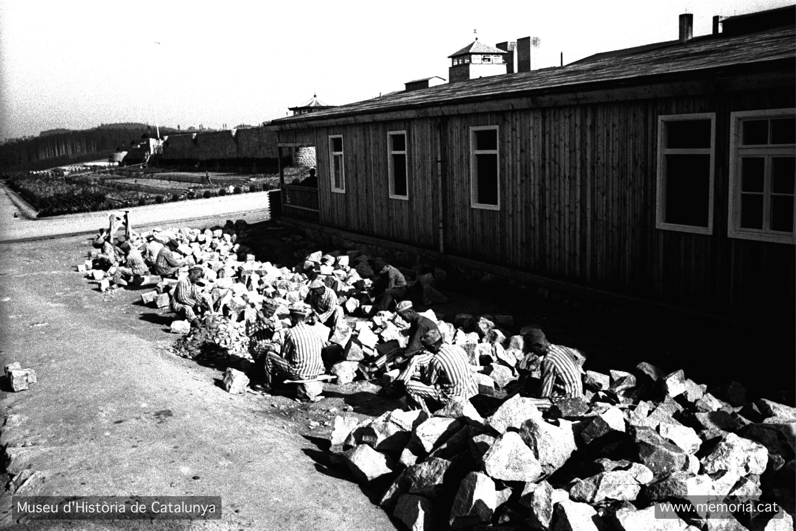 Construcció d’edificis a la zona exterior, destinada a la tropa de les SS. En aquest espai s’ubicaren els allotjaments, el menjador, el Revier o hospital i altres dependències. 1941-1943. MHC (Fons Amical de Mauthausen).