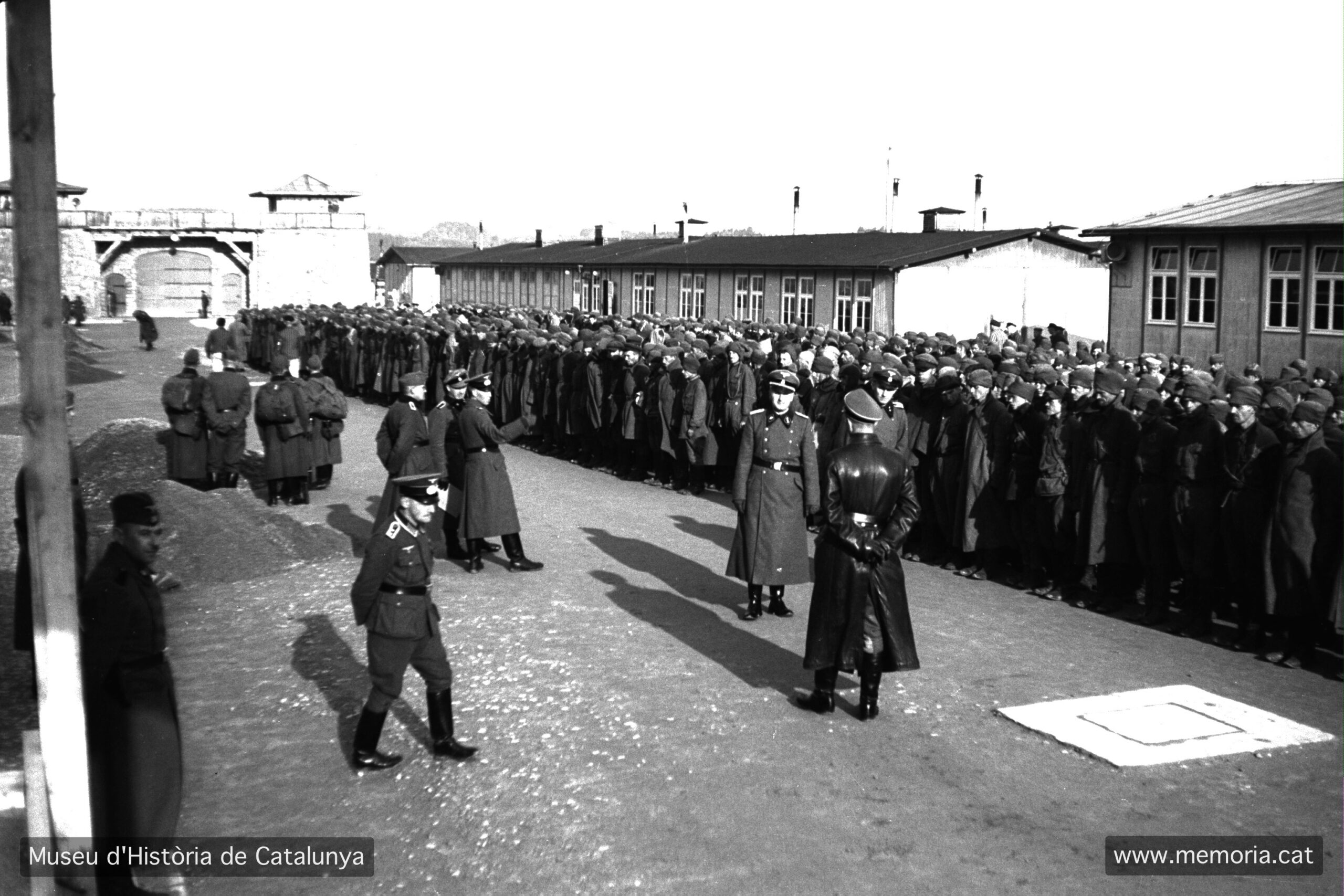 Els presoners de guerra soviètics formats a l’Appellplatz davant les barraques van ser rebuts per membres de les SS. Segons testimonis, l’arribada de ciutadans russos va crear molta expectació. Es tracta d’un dels primers combois de presoners d’aquesta nacionalitat que van arribar a Mauthausen després de la invasió de la Unió Soviètica. Fotografies de Fritz Kornatz o Paul Ricken. Octubre de 1941. MHC (Fons Amical de Mauthausen).