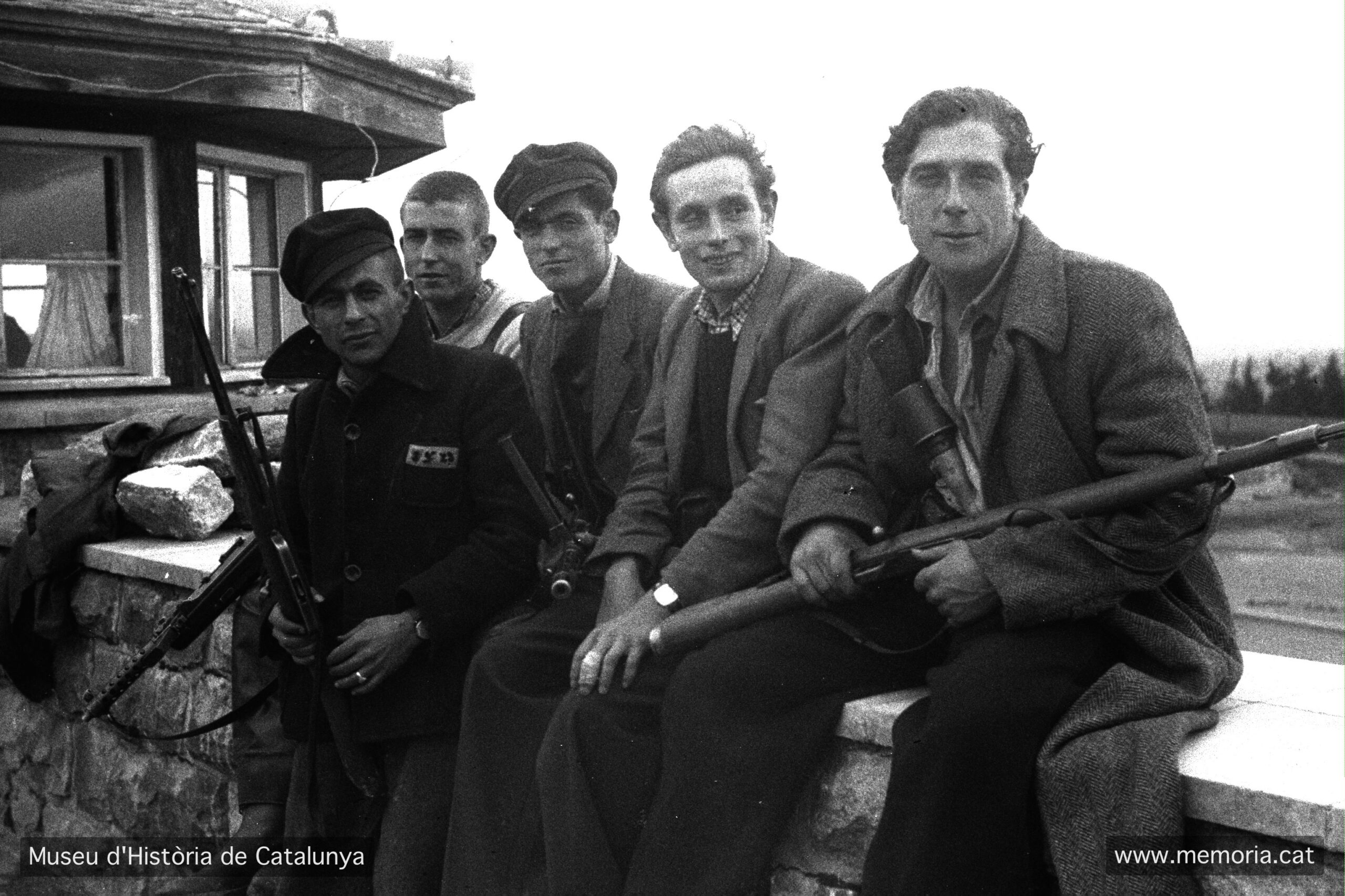 Grup de republicans armats. D’esquerra a dreta, Miguel García, Manuel San Martín, Jesús Tello, Jesús Grau i Rafael Sivera. Fotografia de Francesc Boix. 4-7 de maig de 1945. MHC. Fons Amical de Mauthausen-Francesc Boix Campo.