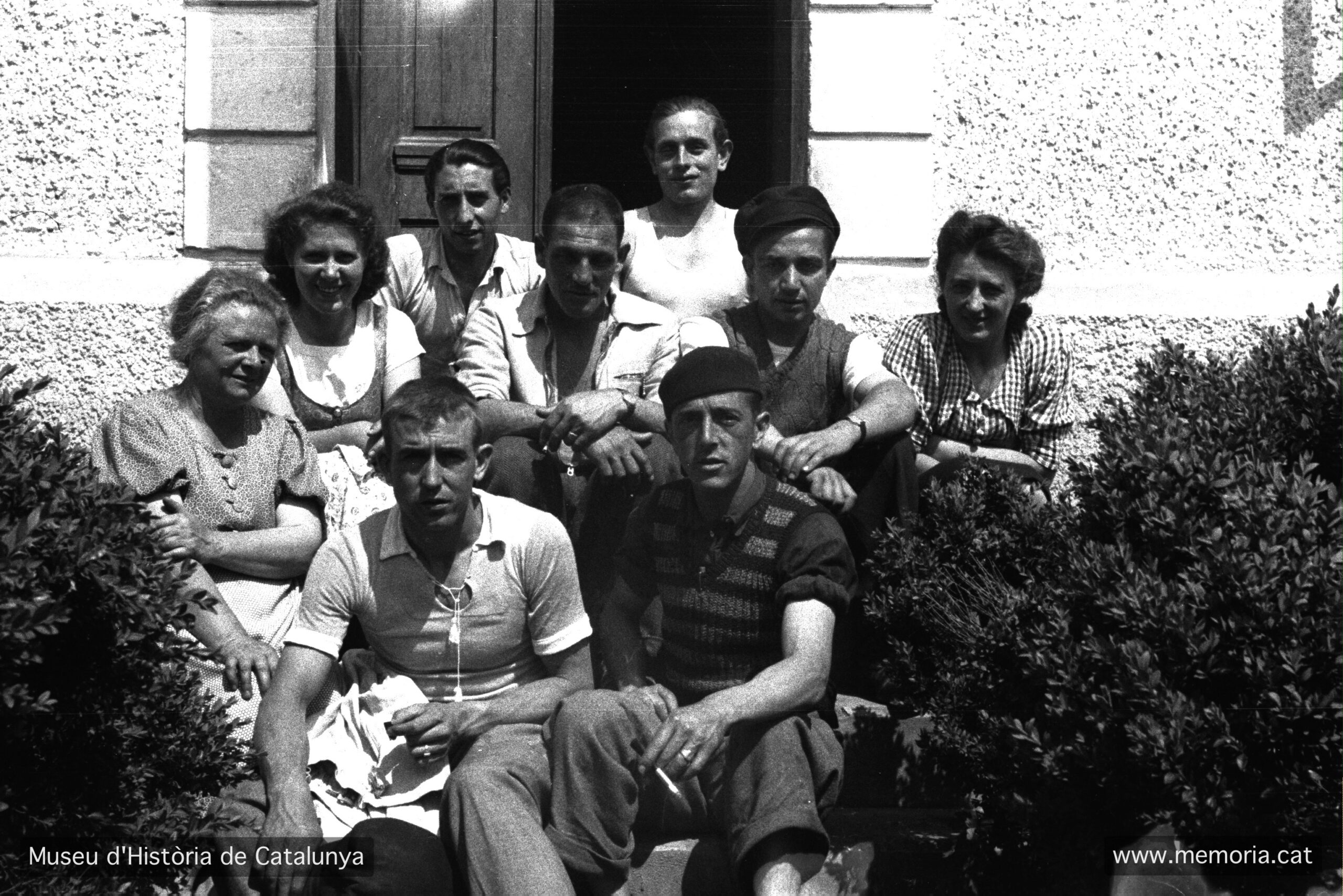 Grup de joves Poschacher amb la Sra. Anna Pointner i les seves filles Christine i Leopoldine. Fotografia de Francesc Boix. Maig de 1945. MHC. Fons Amical de Mauthausen-Francesc Boix Campo.