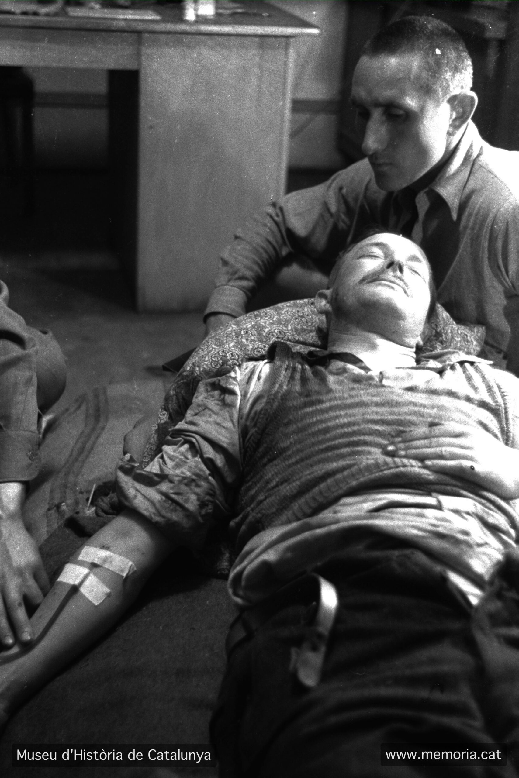 Escenes de l’interrogatori al qual va ser sotmès el comandant en cap de Mauthausen, Franz Ziereis, després de ser capturat el 23 de maig de 1945, quan intentava fugir. 23-25 de maig de 1945. La fotografia es va fer a l’hospital americà instal·lat a Gusen. MHC. Fons Amical de Mauthausen-Francesc Boix Campo.