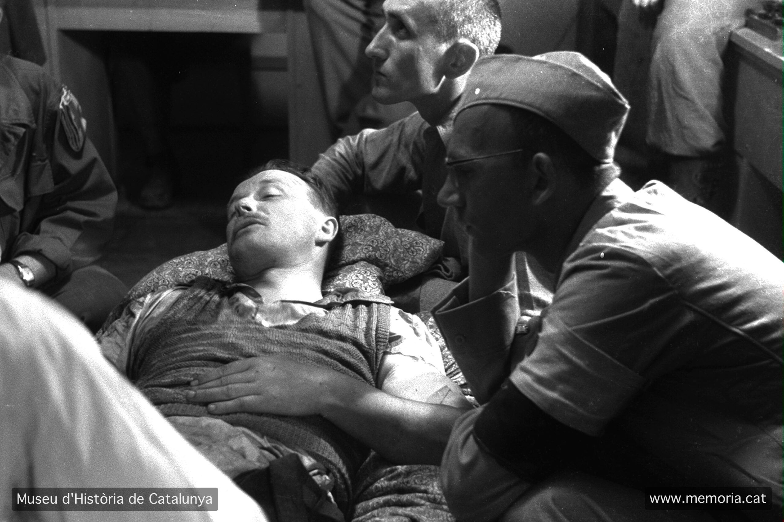 Escenes de l’interrogatori al qual va ser sotmès el comandant en cap de Mauthausen, Franz Ziereis, després de ser capturat el 23 de maig de 1945, quan intentava fugir. 23-25 de maig de 1945. La fotografia es va fer a l’hospital americà instal·lat a Gusen. MHC. Fons Amical de Mauthausen-Francesc Boix Campo.