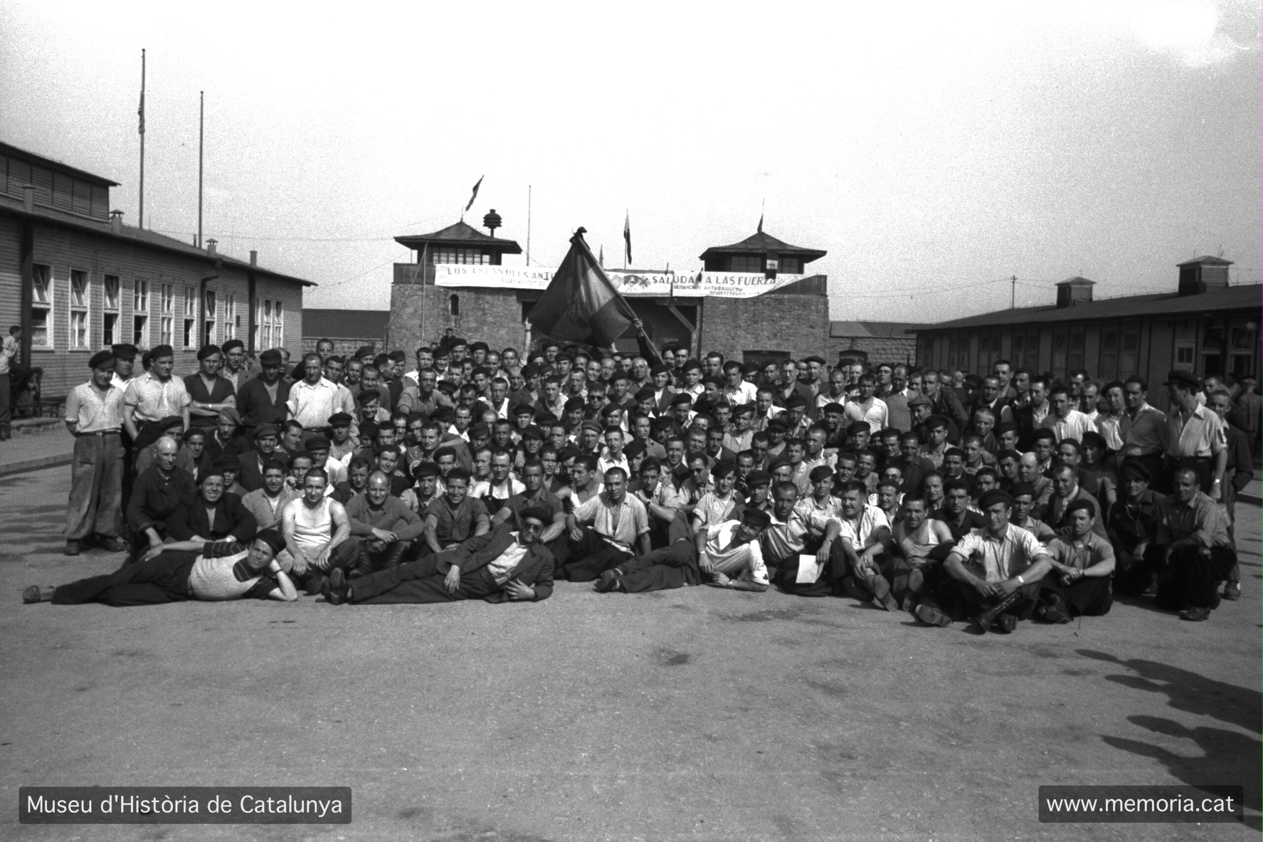 Grup de republicans supervivents a l’Appellplatz, davant de les torres d’entrada. Mauthausen (Àustria), maig de 1945. MHC. Fons Amical de Mauthausen-Francesc Boix Campo.