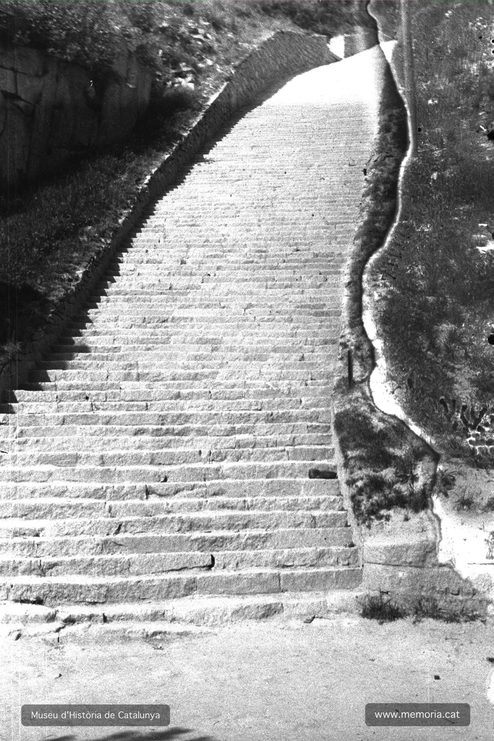 L’escala de 186 graons per la qual s’accedia a l’esplanada de la pedrera. Part de les obres de la seva construcció i posteriors modificacions s’atribueixen al col·lectiu de republicans. Foto de Francesc Boix. Maig de 1945. MHC. Fons Amical de Mauthausen-Francesc Boix Campo.