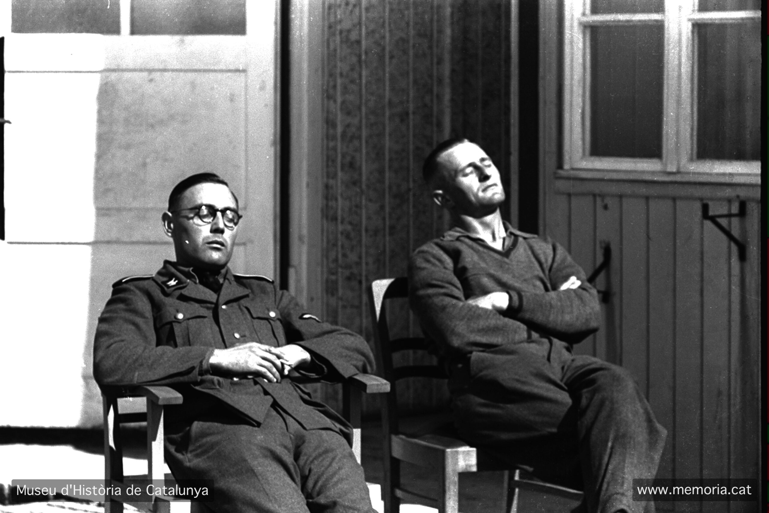 Oficials de les SS fotografiats en els seus allotjaments descansant al sol. MHC (Fons Amical de Mauthausen).