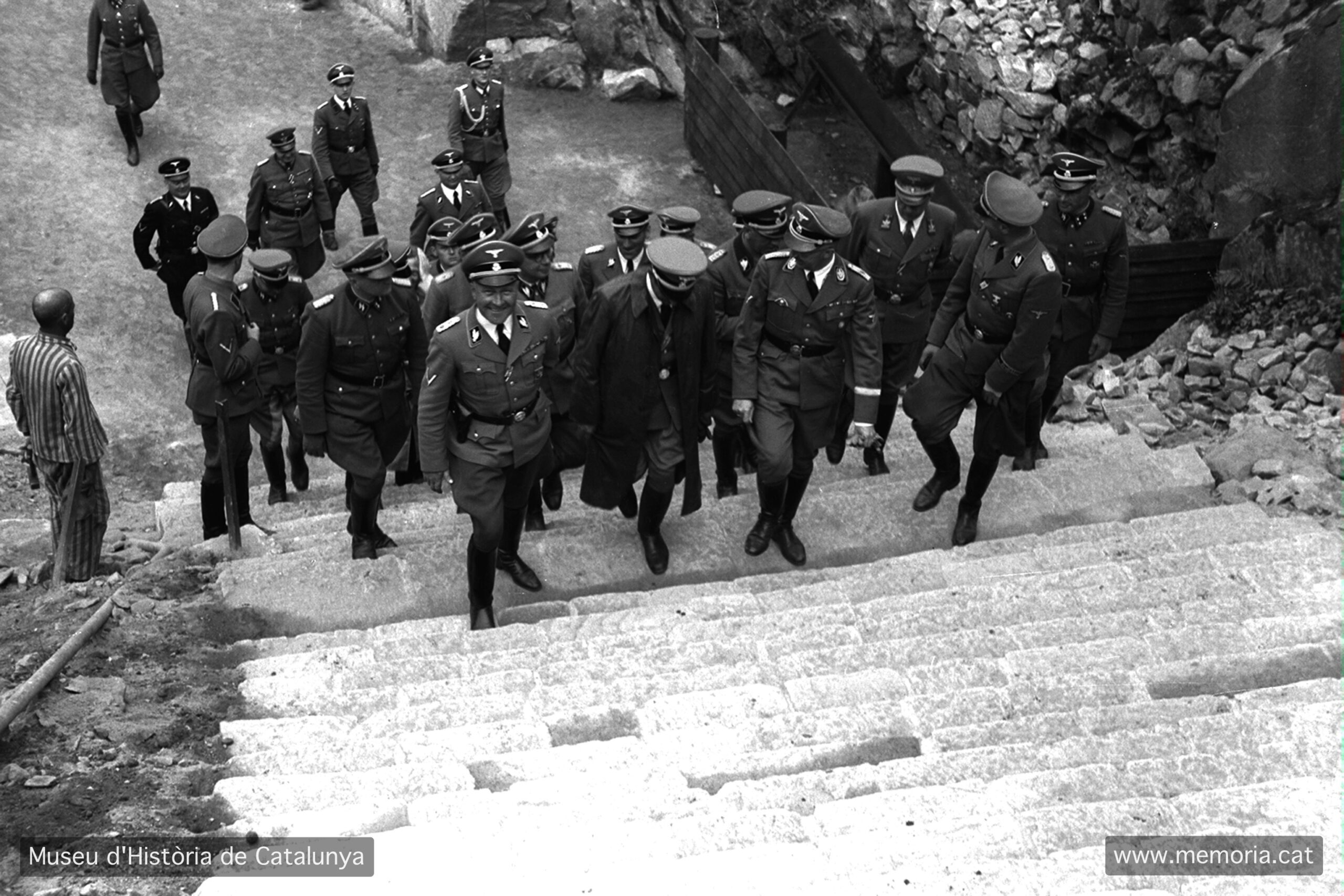 Himmler i el seu seguici pujant els tristament famosos 186 esglaons de l’escala d’accés a l’esplanada de la pedrera. MHC (Fons Amical de Mauthausen)