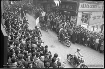 Inici de la desfilada amb els motoristes i la banda  de músics entrant a la Plana de l’Om des del carrer Sant Miquel.(Arxiu Comarcal del Bages. Fons Marià Lladó) 