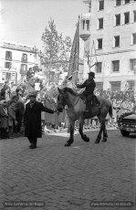 Arribada de la desfilada a la plaça Sant Domènec.  Al  fons es veu la grua amb la càmera.(Arxiu Comarcal del Bages. Fons Antoni Quintana Torres)