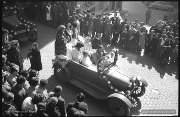 Cotxes transportant  artistes i la reina i les dames d’honor del festival.(Arxiu Comarcal del Bages. Fons Marià Lladó)