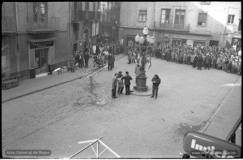 El públic, arraconat a la banda del Born i el carrer de Vilanova, atent als preparatius. (Arxiu Comarcal del Bages. Fons Marià Lladó).