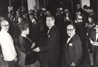 D’esquerra a dreta: el productor Alfred Matas, la seva esposa, l’actriu Amparo Soler Leal, L.G. Berlanga i J.L. López Vázquez a la presentació de Plácido al festival de Cannes. (Colección García Berlanga).
