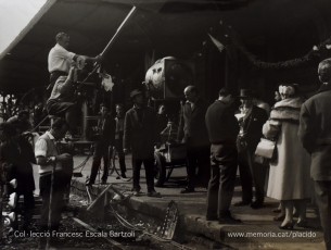 Luis García Berlanga i actors durant el rodatge a l’estació. (Col·lecció Francesc Escala Bartrolí)