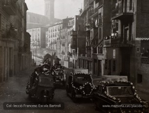 Cotxes de la caravana a la Via de Sant Ignasi. (Col·lecció Francesc Escala Bartrolí)