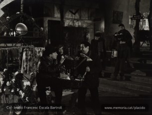 Imatges de la família de Plácido davant dels urinaris de la plaça de Sant Domènec. (Col·lecció Francesc Escala Bartrolí)