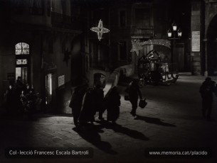 Escena nocturna rodada a la Plaça Major. (Col·lecció Francesc Escala Bartrolí)