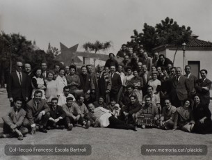 L’equip del rodatge de Plácido amb el director, el productor, actors i tècnics en una foto presa a Montjuïc.  (Col·lecció Francesc Escala Bartrolí)