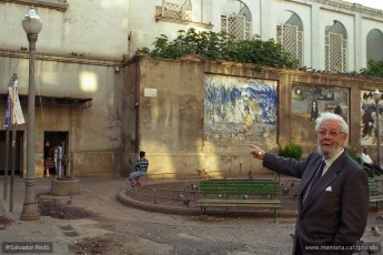 Luis García Berlanga assenyalant els lavabos de la plaça de Sant Domènec de Manresa, un dels escenaris principals de la pel·lícula Plácido. (Fotografia de Salvador Redó).