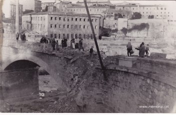 El pont de Sant Francesc. Els explosius van fallar i només van ocasionar alguns desperfectes a l’arcada de la dreta. (Fotografia: col·lecció Família Singla).